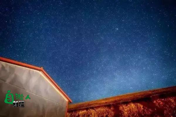 新疆时时处处都是好风光，白天有白天的魅力，夜晚更有夜晚的神奇，这星空仿佛梵高笔下的世界...