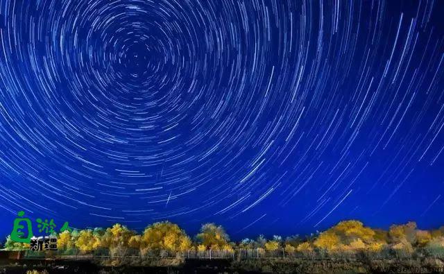 新疆时时处处都是好风光，白天有白天的魅力，夜晚更有夜晚的神奇，这星空仿佛梵高笔下的世界...