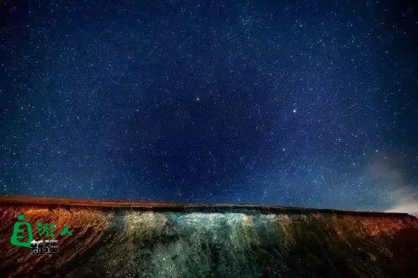 新疆时时处处都是好风光，白天有白天的魅力，夜晚更有夜晚的神奇，这星空仿佛梵高笔下的世界...