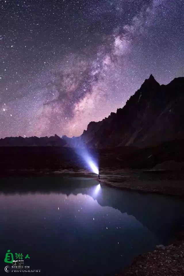 新疆时时处处都是好风光，白天有白天的魅力，夜晚更有夜晚的神奇，这星空仿佛梵高笔下的世界...