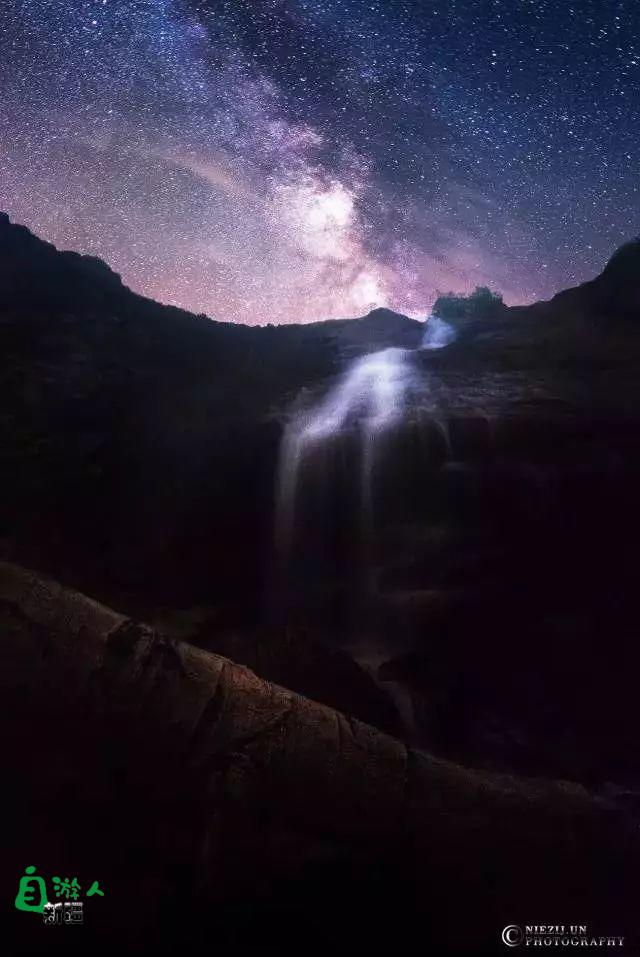 新疆时时处处都是好风光，白天有白天的魅力，夜晚更有夜晚的神奇，这星空仿佛梵高笔下的世界...