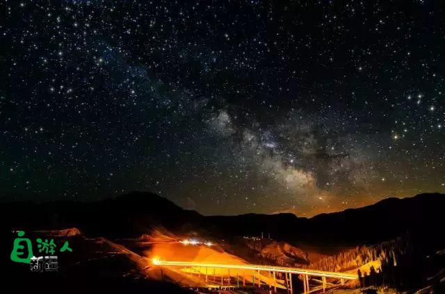 新疆时时处处都是好风光，白天有白天的魅力，夜晚更有夜晚的神奇，这星空仿佛梵高笔下的世界...