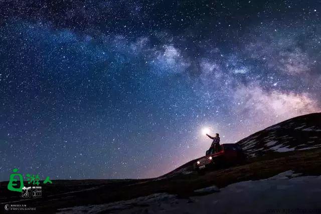 新疆时时处处都是好风光，白天有白天的魅力，夜晚更有夜晚的神奇，这星空仿佛梵高笔下的世界...